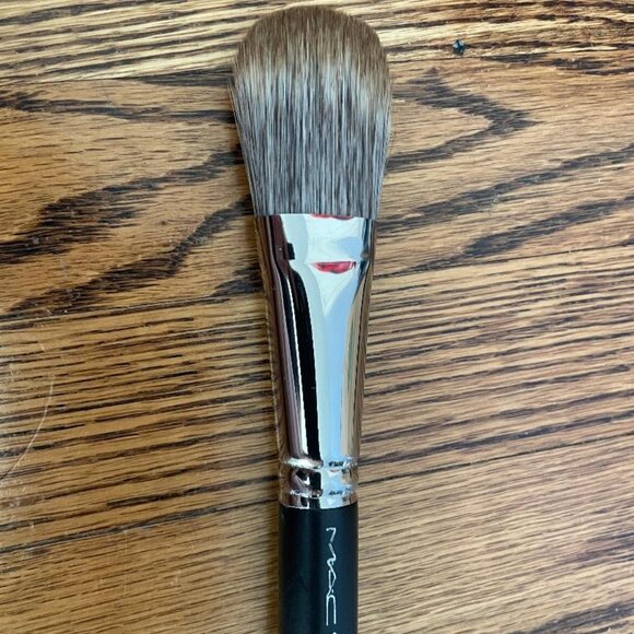 MAC 189 Face Brush - Picture 1 of 2